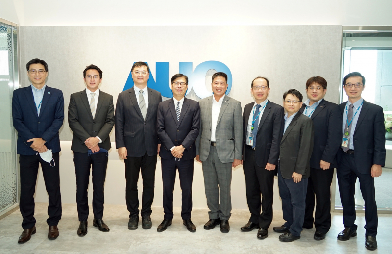 光電前進亞灣成立「AUO解決方案研發中心」，作為多元場域解決方案研發及試驗場域（圖中左為高雄市長陳其邁、圖中右為光電董事長彭双浪）